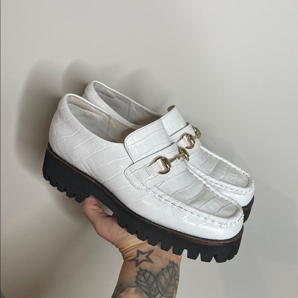 Intentionally Blank | Women’s HK2 Croc Embossed Leather Loafer Size 7